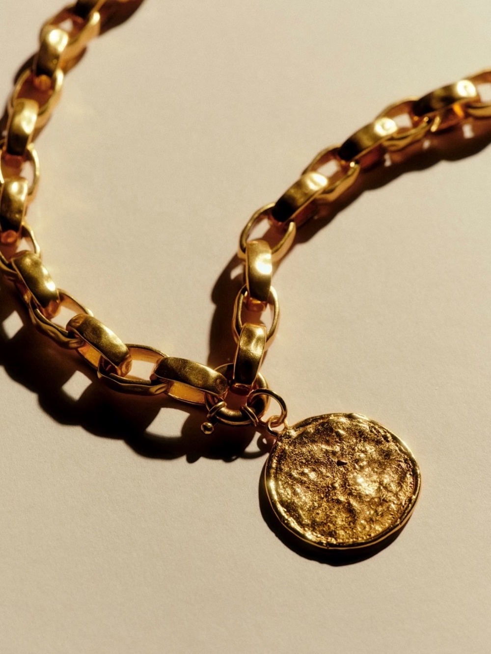 NWOT Sézane Joseph Necklace Gold Chunky Chain Necklace with Coin Pendant - Picture 6 of 7